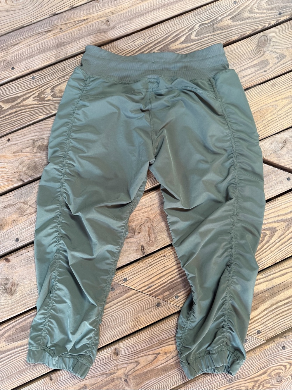 Kirkland Signature Women’s Active Crop Pants Army Green,Ruched,Zip Pocket Size M - Picture 2 of 5